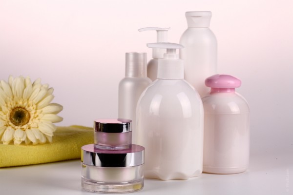 Cosmetici: le sostanze chimiche permesse negli Usa, ma non in Europa